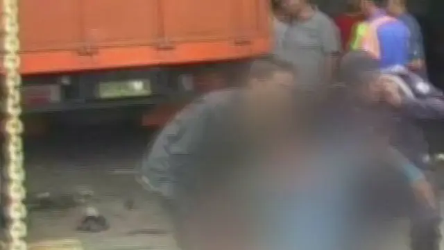 [VIDEO] Asik Makan Mie Instan, Usman Tewas Terjepit Truk Barang