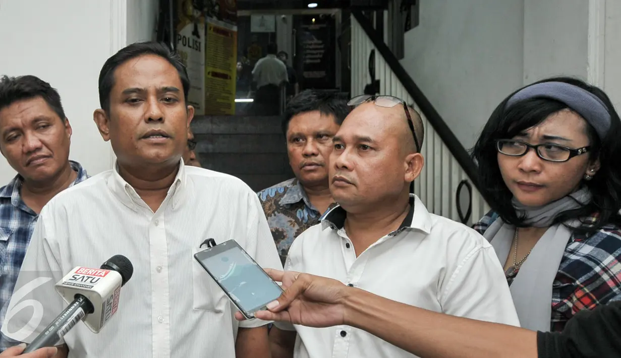 Ketua LRJ, Riano Oscha memberikan keterangan usai melapor di Polda Metro Jaya, Jakarta, (16/11). Sebelumnya, Ahmad Dhani dilaporkan Relawan Jokowi karena dianggap menghina Presiden Jokowi saat unjuk rasa beberapa waktu lalu. (Liputan6.com/Yoppy Renato)