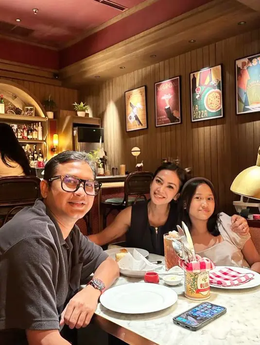 Sekitar tujuh tahun menjadi single parent, pemeran kelahiran Jakarta 39 tahun silam itu tak  memungkiri masih membutuhkan pendamping hidup. Hanya saya, hingga kini, ia merasa masih merasakan trauma akibat kegagalan rumah tangganya. [Instagram/lembuwiworojati]