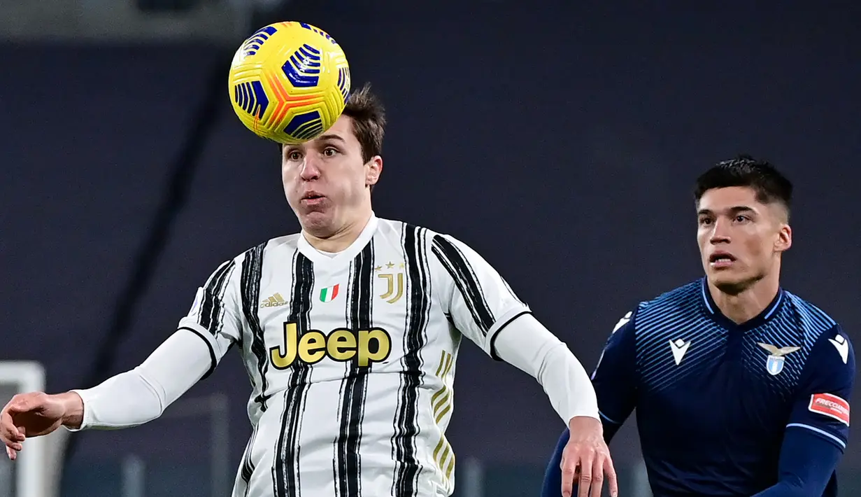 Striker Juventus, Federico Chiesa (kiri) menguasai bola dibayangi striker Lazio, Joaquin Correa dalam laga lanjutan Liga Italia 2020/21 di Allianz Stadium, Turin, Sabtu (6/3/2021). Juventus menang 3-1 atas Lazio. (AFP/Miguel Medina)