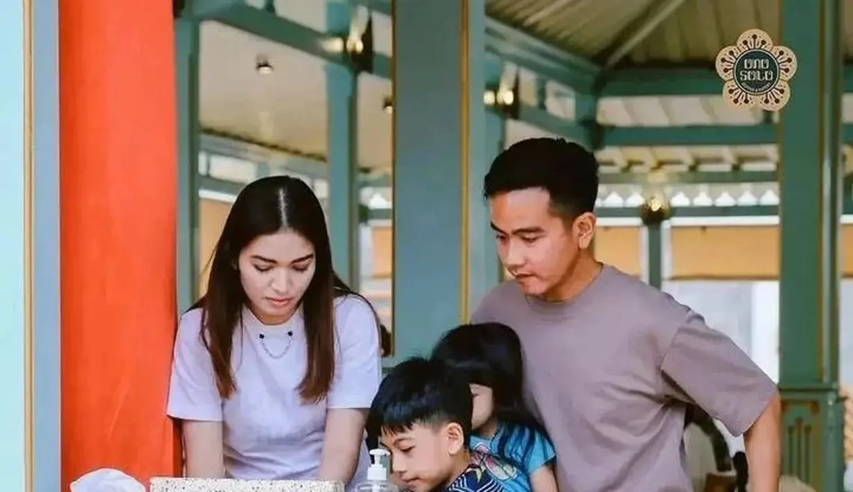 Momen Selvi Ananda terlihat bersama Gibran dan kedua anaknya. Tampil natural dengan busana kasual, Selvi tetap terlihat ayu. [Foto: Instagram/selvi_gibran]