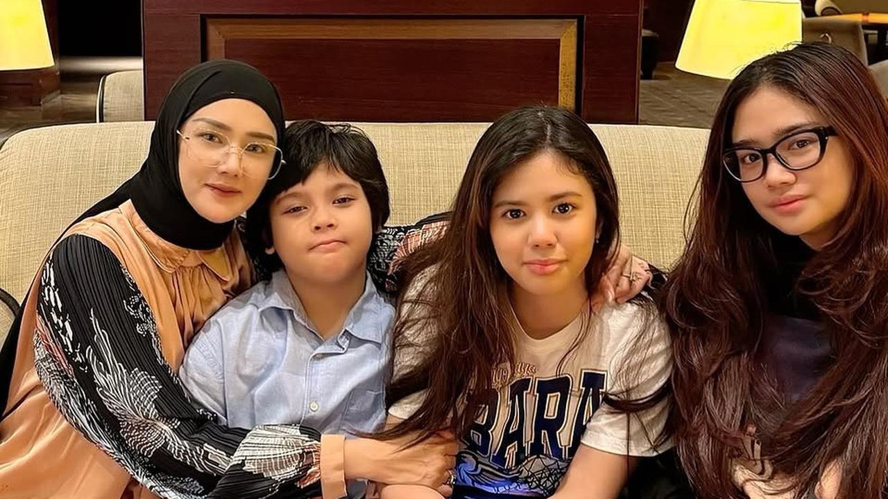 Cantik-Cantik dan Ganteng, 7 Potret Mulan Jameela Kumpul Bareng 4 Anaknya yang Jarang Disorot
