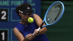 Petenis Indonesia, Beatrice Gumulya, memukul bola pada laga perempat final nomor ganda putri BNI Tennis Open 2019 di lapangan tenis The Sultan Hotel, Jakarta, Rabu (20/11). Ajang ini diharapkan menjadi wadah persiapan atlet menjelang SEA Games 2019. (Bola.com/Yoppy Renato)