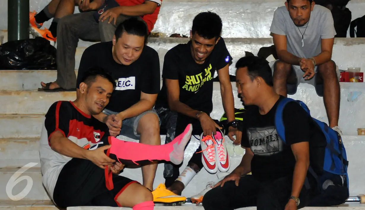 Alfin Tuasalamony (tengah) berbincang dengan penyanyi Judika di sela-sela Trofeo Calcio Charity yang digelar di Lapangan Pertamina Simprug, Jakarta, Sabtu (11/7/2015). Turnamen tersebut merupakan laga amal untuk Alfin. (Liputan6.com/Helmi Fithriansyah) 