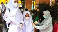 Ratusan siswa Madrasah Aliah Negeri (MAN) 1 Kota Gorontalo begitu antusias mengikuti vaksinasi Covid-19. Foto: Humas (Arfandi Ibrahim/Liputan6.com)