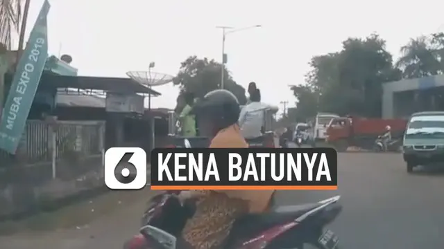 Terlihat dari kamera dashboard sebuah mobil menunjukan pelanggaran yang dilakukan seorang emak-emak.Tanpa melihat kaca spion dan tak menyalakan lampu sein, emak-emak ini langsung berbelok ke arah kiri jalan. Alhasil, ia pun kena akibatnya.