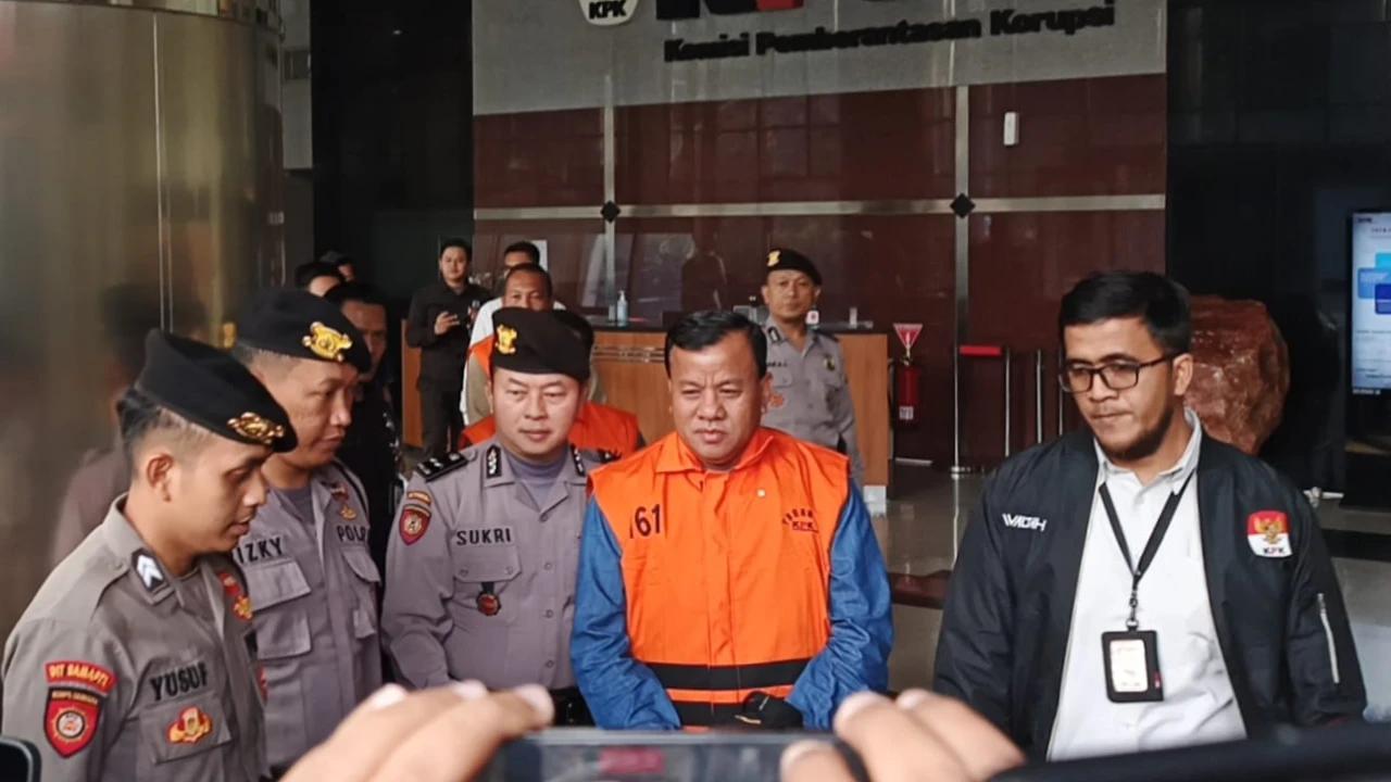 Kenakan Rompi Oranye, Bupati Kuansing Resmi Ditahan KPK