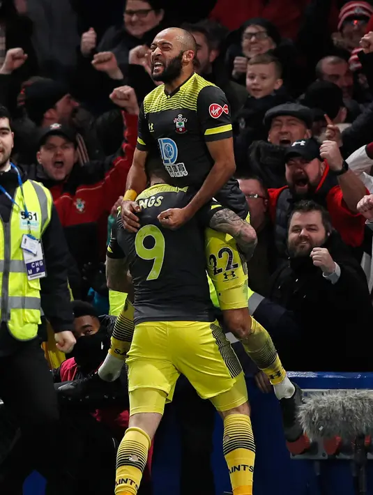 Pemain Southampton Nathan Redmond (atas) merayakan golnya ke gawang Chelsea bersama Danny Ings pada pertandingan Liga Inggris di Stamford Bridge, London, Kamis (26/12/2019). Southampton mengalahkan Chelsea 2-0.  (Adrian DENNIS/AFP)