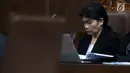 Hakim ad hoc nonaktif Pengadilan Tipikor Medan, Merry Purba saat menjalani sidang lanjutan di Pengadilan Tipikor, Jakarta, Kamis (21/2). Sebelumnya, Merry Purba didakwa menerima suap dari pengusaha Tamin Sukardi. (Liputan6.com/Helmi Fithriansyah)