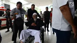 Abu Bakar Ba'asyir saat tiba di RSCM Kencana, Jakarta, Selasa (29/1). Abu Bakar Ba'asyir akan menjalani pemeriksaan kesehatan secara rutin untuk memeriksa kesehatannya pertiga bulan. (Merdeka.com/Imam Buhori)
