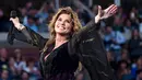  Shania Twain saat tampil pada pembukaan turnamen tenis AS Terbuka di  USTA Billie Jean King National Tennis Center, New York (28/8). Penyanyi 52 tahun ini tampil cantik dan seksi dengan gaun berwarna hitam dan ungu. (Photo by Charles Sykes/Invision/AP)