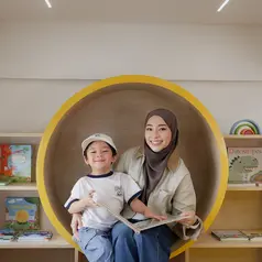 Nikita Willy juga memilih pakaian yang mendukung keleluasaan Issa untuk bergerak saat bermain di playground atau beraktivitas bersama teman-temannya. (Foto/dok: UNIQLO)