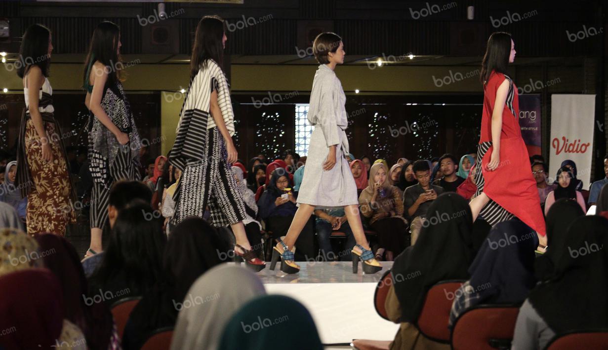 Para model menampilkan karya desainer Lulu Luthfi Labibi di panggung utama Emtek Goes To Campus di Graha Sabha Pramana, UGM, Yogyakarta, 3 November 2016. (Bola.com/Arief Bagus)
