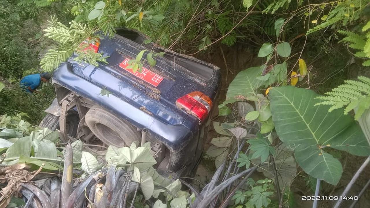 Mobil Terperosok Jurang