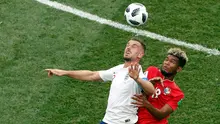 Pemain Inggris Jordan Henderson berebut bola dengan pemain Panama Alberto Quintero saat pertanding Piala Dunia 2018 di Nizhny Novgorod Stadium, Rusia (24/6). Pada pertandingan ini Inggris menang telak 6-1 atas Panama. (AP/Darko Bandic)