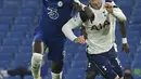 Penyerang Chelsea, Tammy Abraham berebut bola dengan bek Tottenham Hotspur, Joe Rodon pekan ke-10 Liga Inggris 2020/2021 di Stamford Bridge, Minggu (29/11/2020). Derby London antara Tottenham Hotspur kontra Chelsea berakhir imbang tanpa gol. (Justin Tallis/Pool via AP)