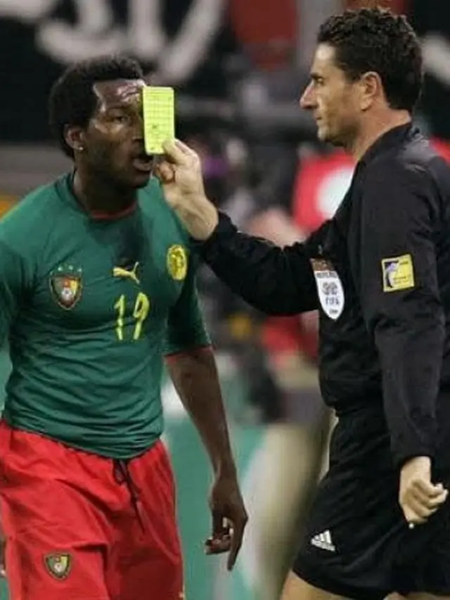 6 Momen Tak Sengaja Tersorot Kamera Saat Pertandingan Sepak Bola Ini Bikin Ketawa