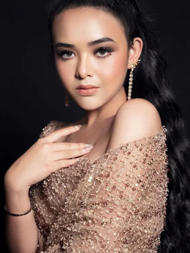 Biasa Tampil Natural, Ini 6 Gaya Amanda Manopo dalam Makeup Tebal