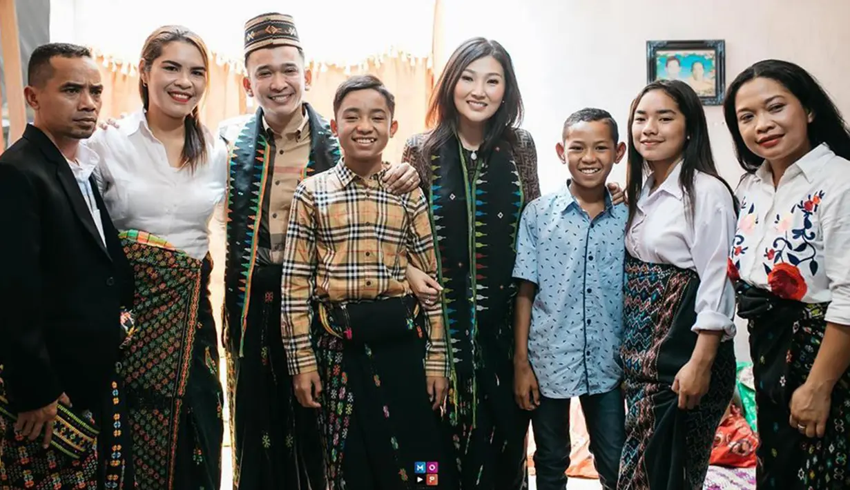 Dalam unggahan foto ini, Ruben Onsu dan Sarwendah terlihat sudah akrab dengan keluarga kandung Betrand Peto. (Liputan6.com/IG/@sarwendah29)