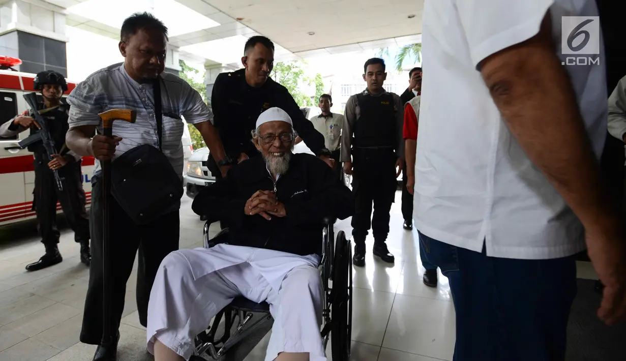Abu Bakar Ba'asyir saat tiba di RSCM Kencana, Jakarta, Selasa (29/1). Abu Bakar Ba'asyir akan menjalani pemeriksaan kesehatan secara rutin untuk memeriksa kesehatannya pertiga bulan. (Merdeka.com/Imam Buhori)