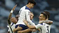 Sejumah pemain Tottenham Hotspur merayakan gol yang dicetak Son Heung-min ke gawang West Ham United dalam lanjutan Liga Inggris 2020/2021, Minggu (18/10/2020). (AP photo/Matt Dunham, Pool)