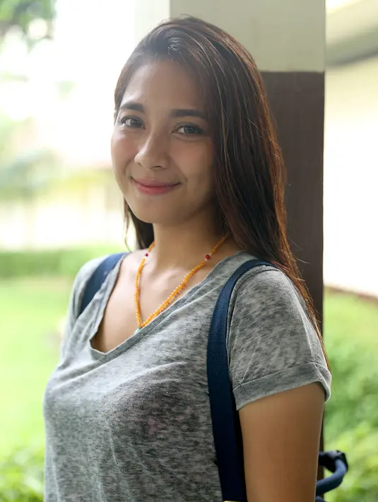 "Senang dapat pengalaman baru, kayak aku harus manjat pohon tinggi, berdiri di atas jembatan yang bawahnya sungai tanpa pengaman sampai melakukan diving," jelas Dinda. (Andy Masela/Bintang.com)