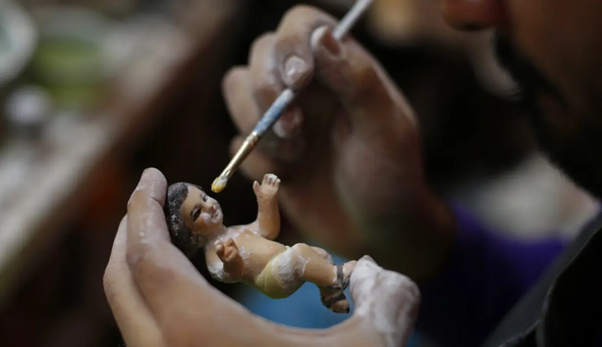 Alejandro Capetillo merestorasi patung Bayi Yesus yang rusak di Hospitalito de Ninos Dios Gaby atau Rumah Sakit Bayi Yesus Kecil Gaby dalam bahasa Spanyol di Mexico City, 27 Januari 2021. Warga Meksiko merestorasi patung Bayi Yesus mereka untuk merayakan Candlemas Day. (AP Photo/Rebecca Blackwell)