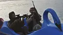 Sejumlah pasukan Taliban saat menaiki perahu kayuh di Danau Qargha di sebuah pekan raya di Kabul barat (28/9/2021). Mereka mengaku datang ke danau ini untuk bersenang-senang. (AFP/Wakil Kohsar)