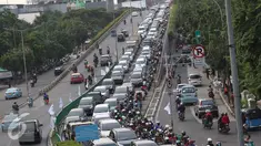 Kendaraan terjebak kemacetan di kawasan Tanah Abang, Jakarta, Jumat (30/9). Data Balitbang Kementerian PUPR tahun 2015 menunjukkan kerugian akibat macet di Jakarta mencapai Rp65 triliun pertahun. (Liputan6.com/immanuel Antonius)