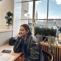 Enzy Storia menghabiskan liburan akhir tahun dengan terbang ke London [instagram/enzystoria]