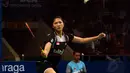 Lebih kurang 56 menit, Lindaweni Fanetri (Indonesia), berusaha meredam perlawanan Nichaon Jindapon (Thailand) di ajang Indonesia Open 2014 yang digelar di Jakarta, (18/6/2014). (Liputan6.com/Helmi Fithriansyah)