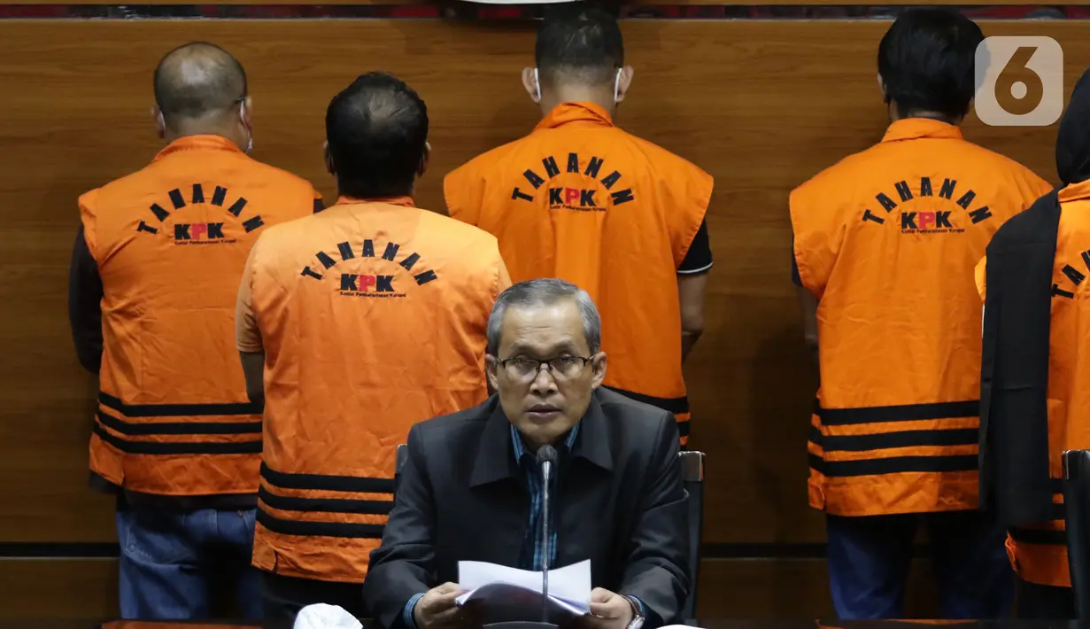 Wakil Ketua KPK, Alexander Marwata membacakan rilis penetapan dan penahanan Bupati Penajam Paser Utara Kalimantan Timur, Abdul Gafur Mas’ud sebagai tersangka kasus dugaan suap pengadaan barang dan jasa serta perijinan, Gedung KPK, Jakarta, Kamis (13/1/2022). (Liputan6.com/Helmi Fithriansyah)