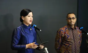 Ketua Dewan Komisioner Otoritas Jasa Keuangan (OJK) Friderica Widyasari Dewi dan Kepala Eksekutif Pengawas Pasar Modal, Keuangan Derivatif, dan Bursa Karbon OJK, Hasan Fawzi. (Dok OJK)