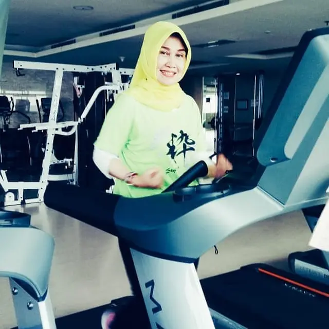 Jarang Terekspos, Ini 6 Potret Ibunda Rangga Azof yang Awet Muda