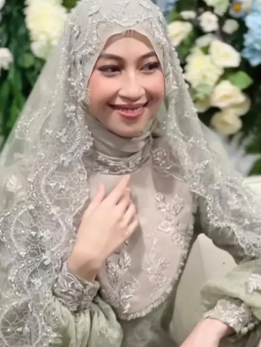 Adiba melengkapi penampilannya dengan hijab warna senada. Serta veil berbahan tile dengan aksen bordiran berpayet mewah di tepian. [@rasya_shakira/@vivithalib]