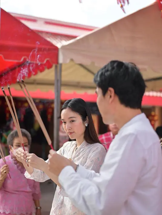 Diabadikan oleh fotografer @ikorn_photography, Nong Poy dan Oak Phakwa tampil serasi serba putih. [@ikorn_photography]