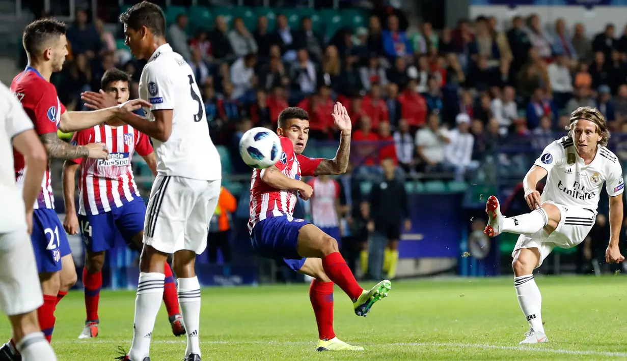 Gelandang Real Madrid, Luca Modric menendang bola ke arah gawang saat bertanding melawan Atletico Madrid pada final Piala Super Eropa di Lillekula Stadium di Tallinn, Estonia, (15/8). Real Madrid kalah 4-2 atas Atletico. (AP Photo/Pavel Golovkin)