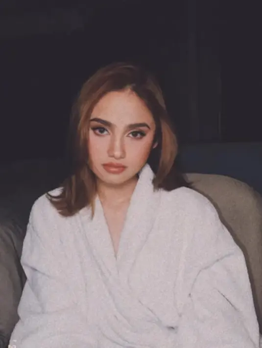 Dirias oleh Dany Barca, Syifa Hadju terlihat cantik dengan makeup nude coral [@danybarca22]