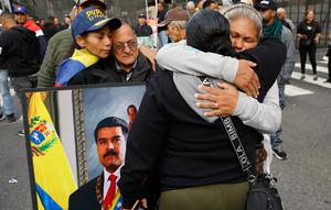 Para pendukung Presiden Venezuela Nicolas Maduro terlihat saling berpelukan di pusat Kota Caracas, Venezuela, Sabtu (3/1/2026), menyusul pengumuman Presiden Amerika Serikat Donald Trump bahwa Maduro telah ditangkap dan diterbangkan keluar dari negara tersebut. (Dok. AP/Cristian Hernandez)
