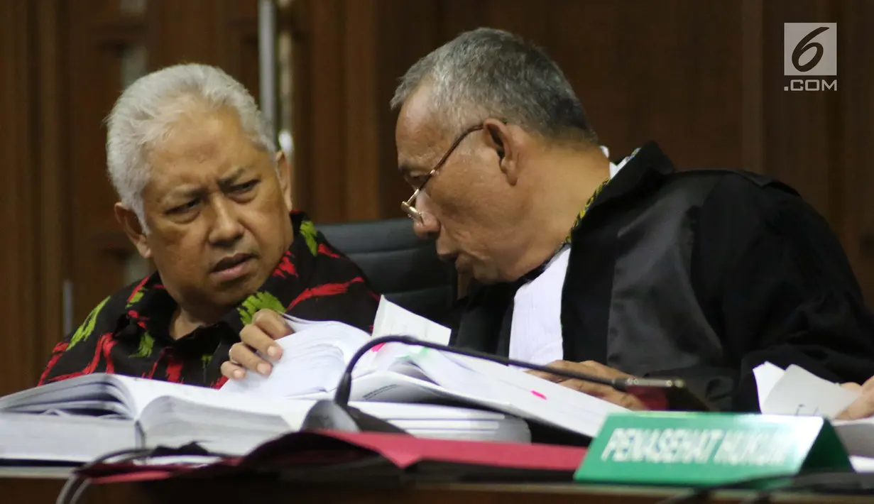 Terdakwa suap terkait penambahan anggaran pengadaan satelit monitoring dan drone Bakamla, Erwin Syaaf Arief (kiri) menyimak keterangan saksi pada sidang lanjutan di Pengadilan Tipikor, Jakarta, Kamis (22/8/2019). Sidang mendengar kesaksian Fayakhun Andriadi. (Liputan6.com/Helmi Fithriansyah)