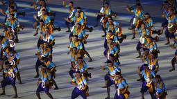 Penampilan kesenian tradisional Kamboja yang bertemakan Cambodia of Journey mengisi rangkaian acara pembukaan (Opening Ceremony) SEA Games 2023 Kamboja di Morodok Techo Stadium, Phnom Penh, Kamboja, Jumat (5/5/2023) malam WIB. (Bola.com/Abdul Aziz)