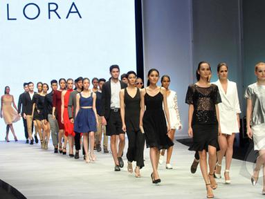 Sejumlah model memperagakan busana rancangan Zalora  pada ajang Indonesia Fashion Week 2015 di JCC Senayan, Jakarta, Kamis (26/2/15). (Liputan6.com/Panji Diksana)