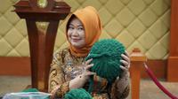 Sekretaris Jenderal MPR RI, Siti Fauziah dalam kegiatan Literasi Kreatif bertajuk ”Membuat Chunky Knit Pillow” yang dilaksanakan di Plaza Gedung Nusantara IV, Kompleks Parlemen, Senayan, Jakarta, Rabu (20/8/2025).