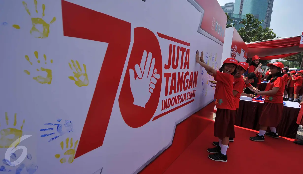 Siswa SD memberikan cap tangan mereka sebagai bentuk dukungan gerakan cuci tangan dalam rangka memperingati Hari Cuci Tangan Sedunia di Pelataran Kantor Walikota Jakarta Barat, Jakarta (15/10/2015). (Liputan6.com/Gempur M Surya)