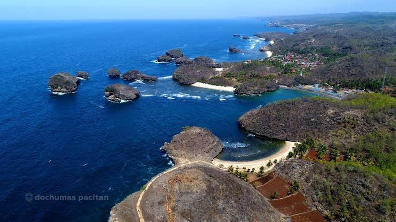 Menikmati Akhir Pekan di Pantai Kasap, Wisata Tersembunyi di Pacitan