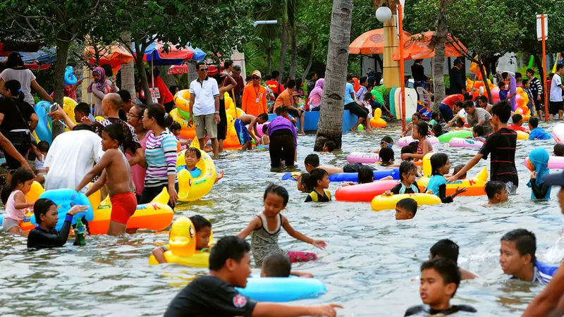 Liburan, Wisatawan Padati Taman Impian Jaya Ancol