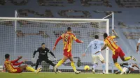 Semi Ajayi dari West Bromwich Albion cetak gol ke gawang Manchester City dalam pertandingan Liga Inggris di Etihad Stadium di Manchester, Inggris, Selasa, 15 Desember 2020. (Martin Rickett / Pool via AP)