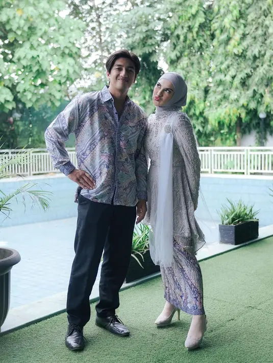 Potret kedekatan Irish Bella dan Harris Vriza di balik layar. Diketahui sinetron Saleha adalah sinetron pertama yang mempertemukan Irish Bella dan Harriz Vriza. Meski baru pertama kali adu akting, keduanya sukses bikin netizen baper dan jadi couple favorit di sinetron. Irish Bella memulai kariernya di industri hiburan tahun 2009, sementara Harris Vriza pada tahun 2015. (Liputan6.com/IG/@_irishbella_)