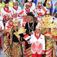 Kontingen atlet Indonesia saat mengikuti parade upacara pembukaan Olimpiade 2016 di Stadion Maracana, Rio de Janeiro, Brasil (5/8).Kostum yang digunakan para kontingen merupakan paduan jas dan batik. (FRANCK FIFE / AFP)