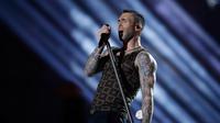 Vokalis Maroon 5 Adam Levine saat tampil memeriahkan pertandingan antara Los Angeles Rams dan New England Patriots dalam Super Bowl LIII di Atlanta, Georgia, AS, Minggu (3/2). (AP Photo/Mark Humphrey)